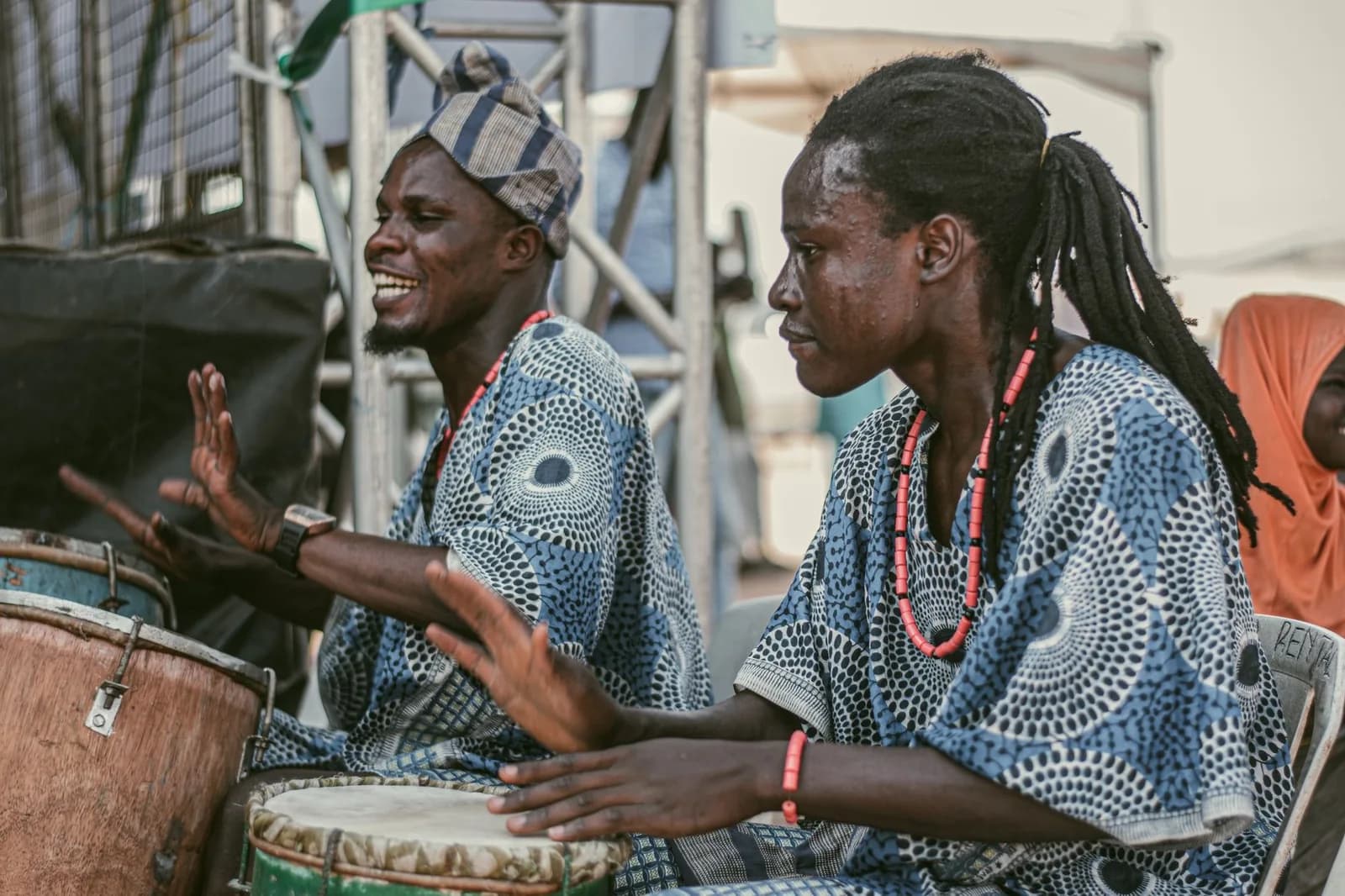 Deux percussionnistes jouant du tambour lors d'un concert en plein air