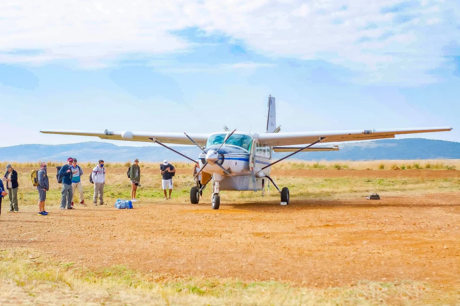 Avion de brousse posé sur une piste en terre lors d'un safari en Tanzanie
