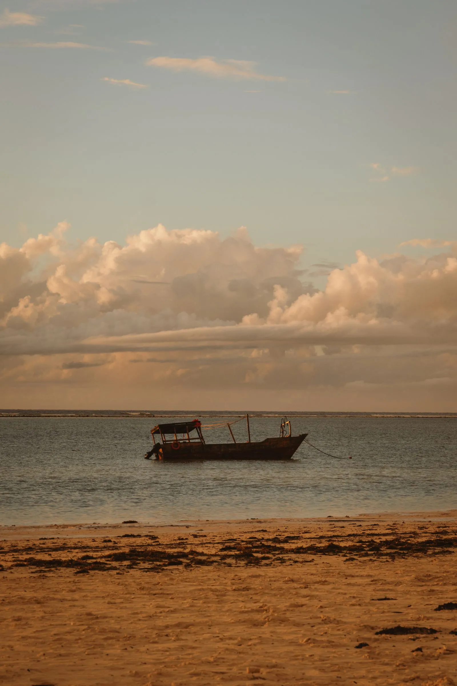 Dhow traditionnel au coucher du soleil au large de Kendwa, pointe nord de Zanzibar