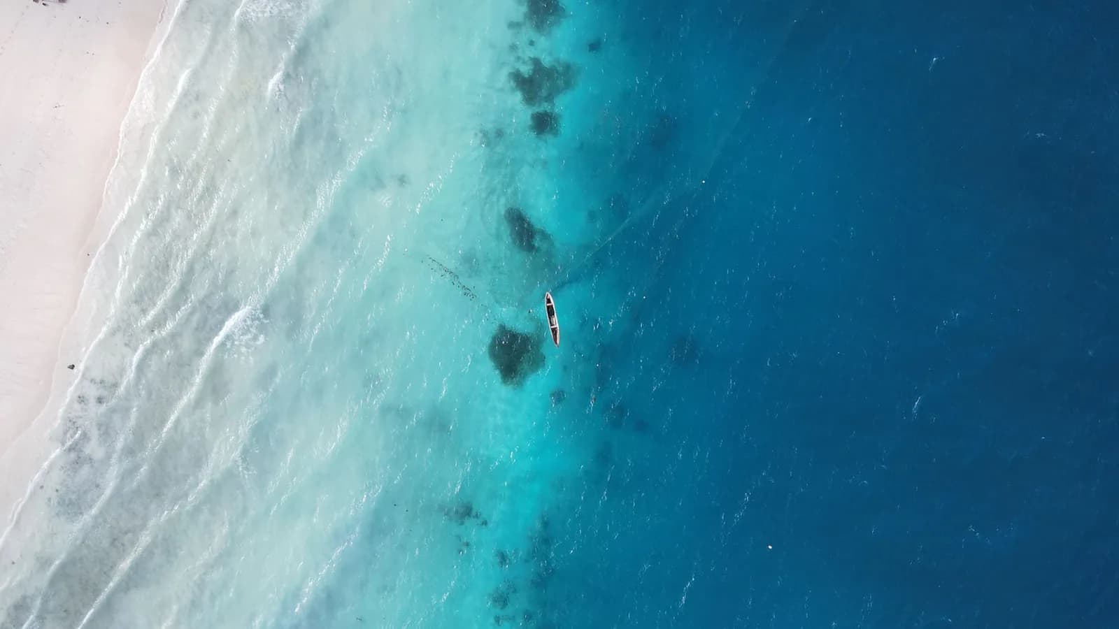 Vue aérienne de la côte de Zanzibar, lagon turquoise et plage de sable blanc