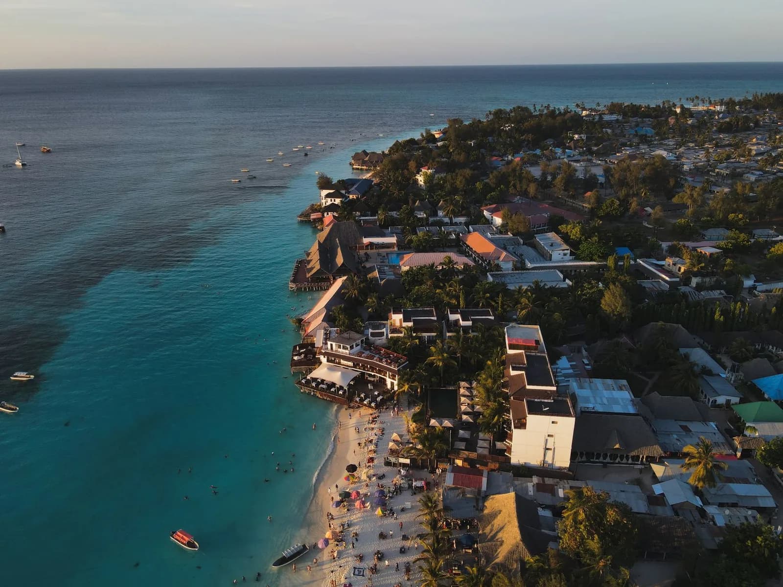 Vue aérienne de la côte de Nungwi à Zanzibar
