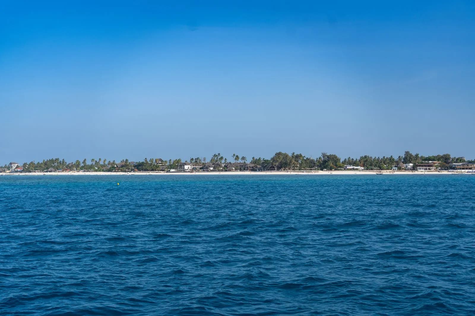Plage turquoise et palmiers sur la côte de Zanzibar