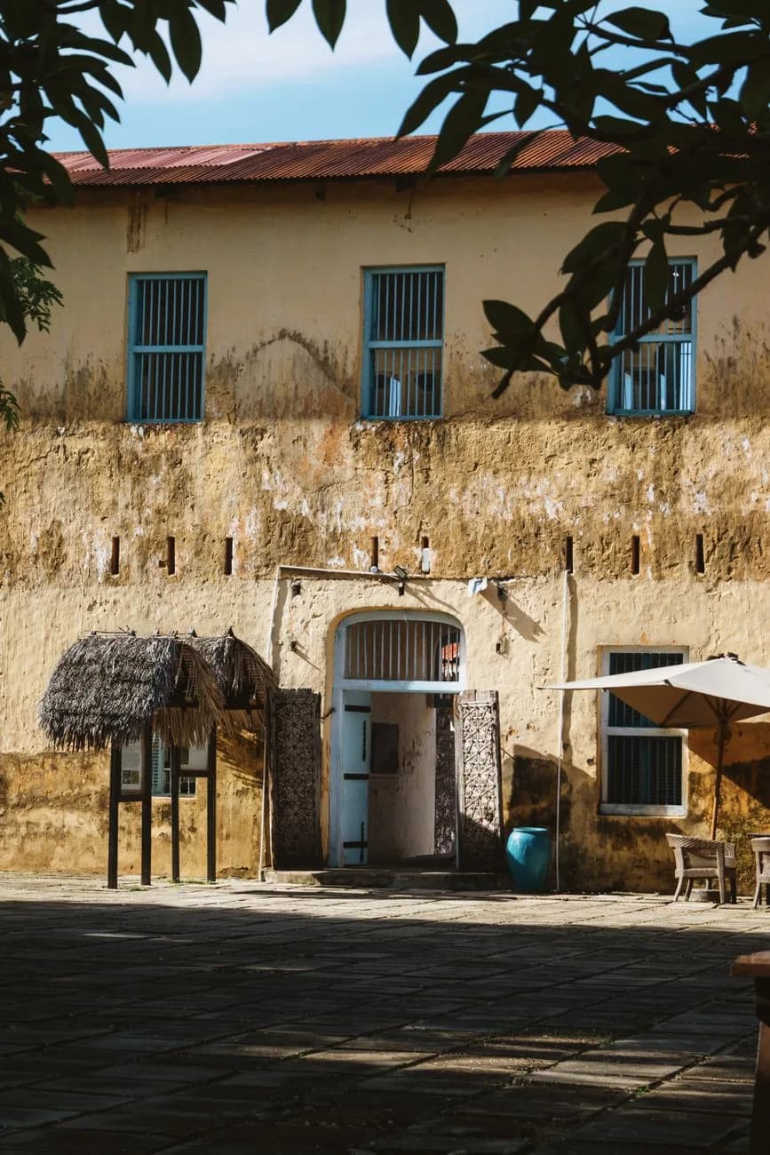 Cour intérieure du vieux fort arabe Ngome Kongwe à Stone Town, Zanzibar