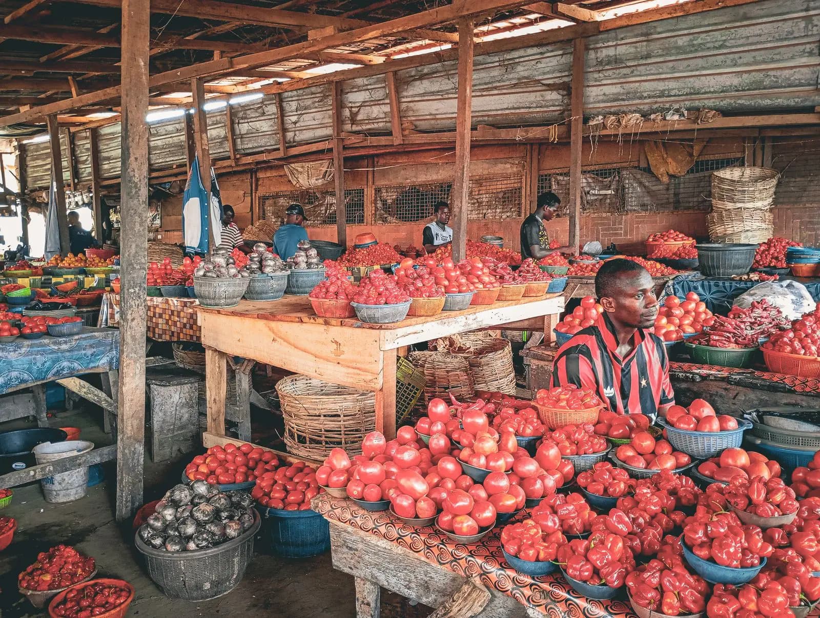 Étal de marché local coloré avec fruits et légumes à Zanzibar