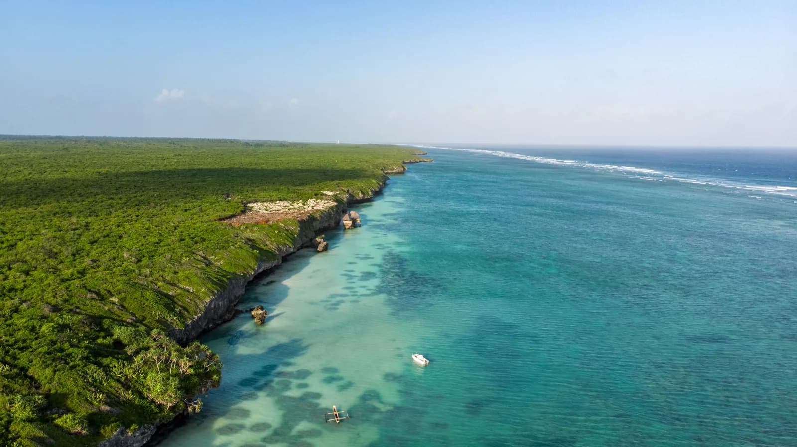 Vue aérienne de la côte de l'archipel de Zanzibar et du récif dans l'océan Indien