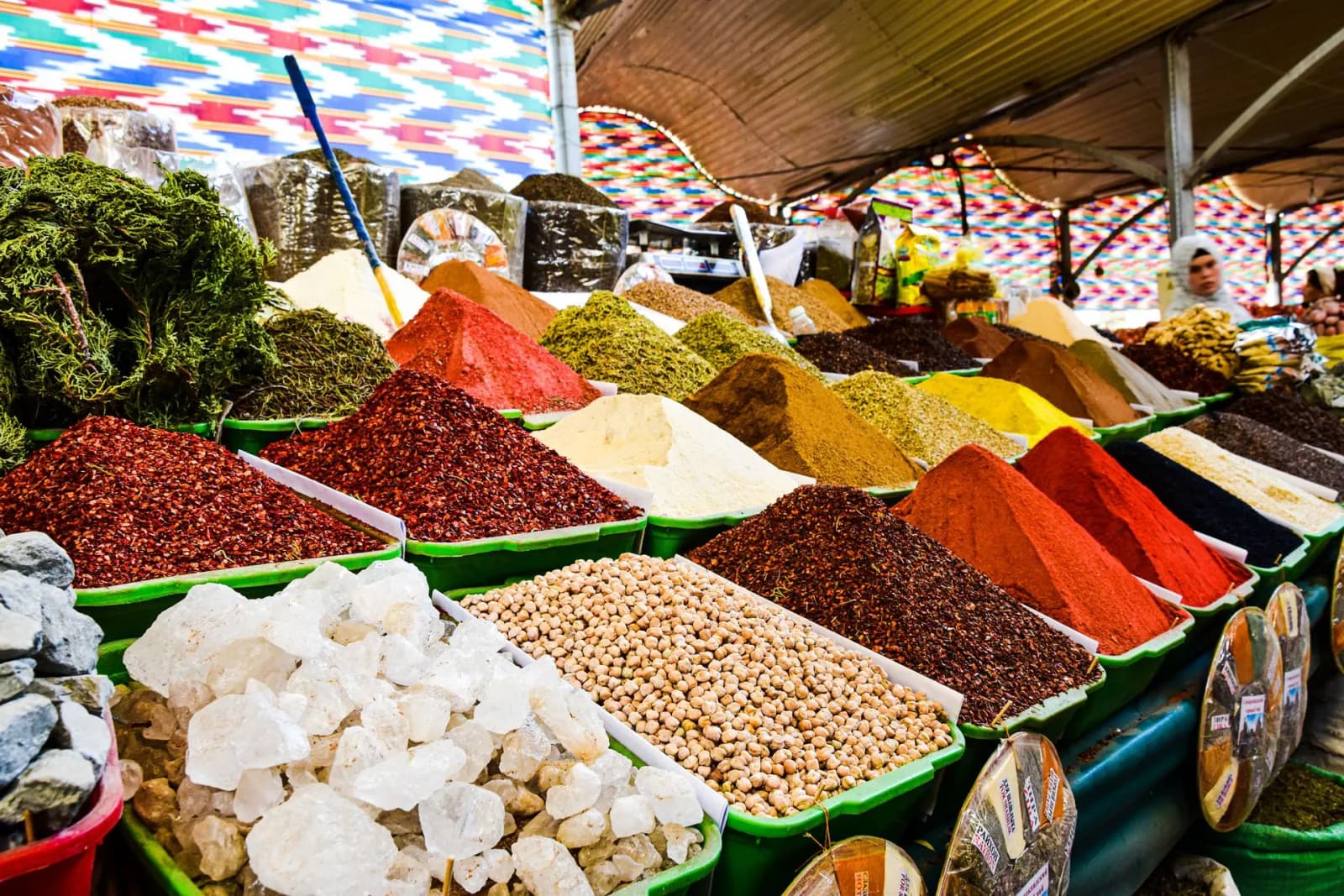 Étal d'épices colorées sur un marché lors d'un spice tour à Zanzibar