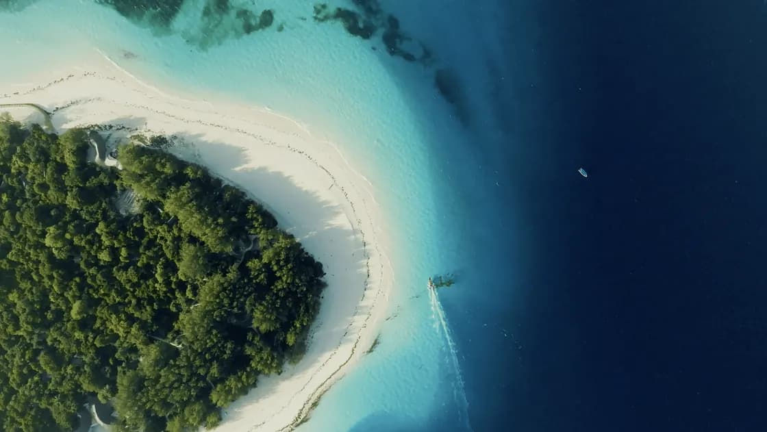 Vue aérienne de l'îlot privé de Mnemba et de son récif au large de Zanzibar