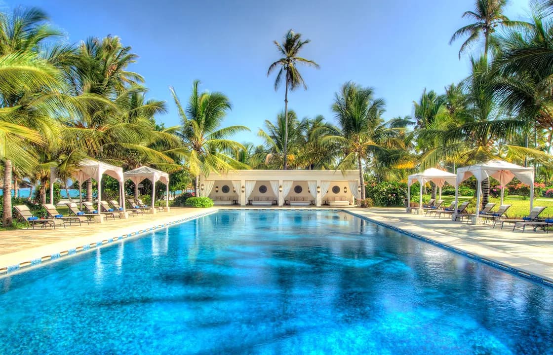 Piscine et pavillon de style sultanat au Baraza Resort & Spa, côte sud-est de Zanzibar