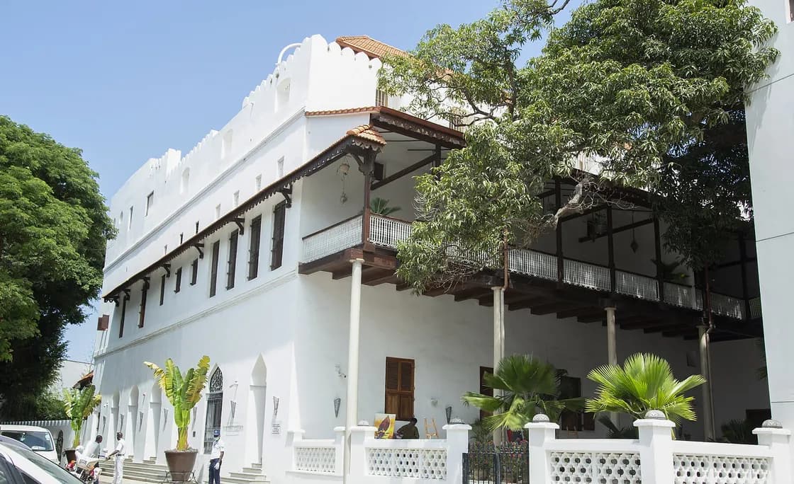 Façade blanche du Mambo Msiige, bâtiment historique du Park Hyatt Zanzibar à Stone Town