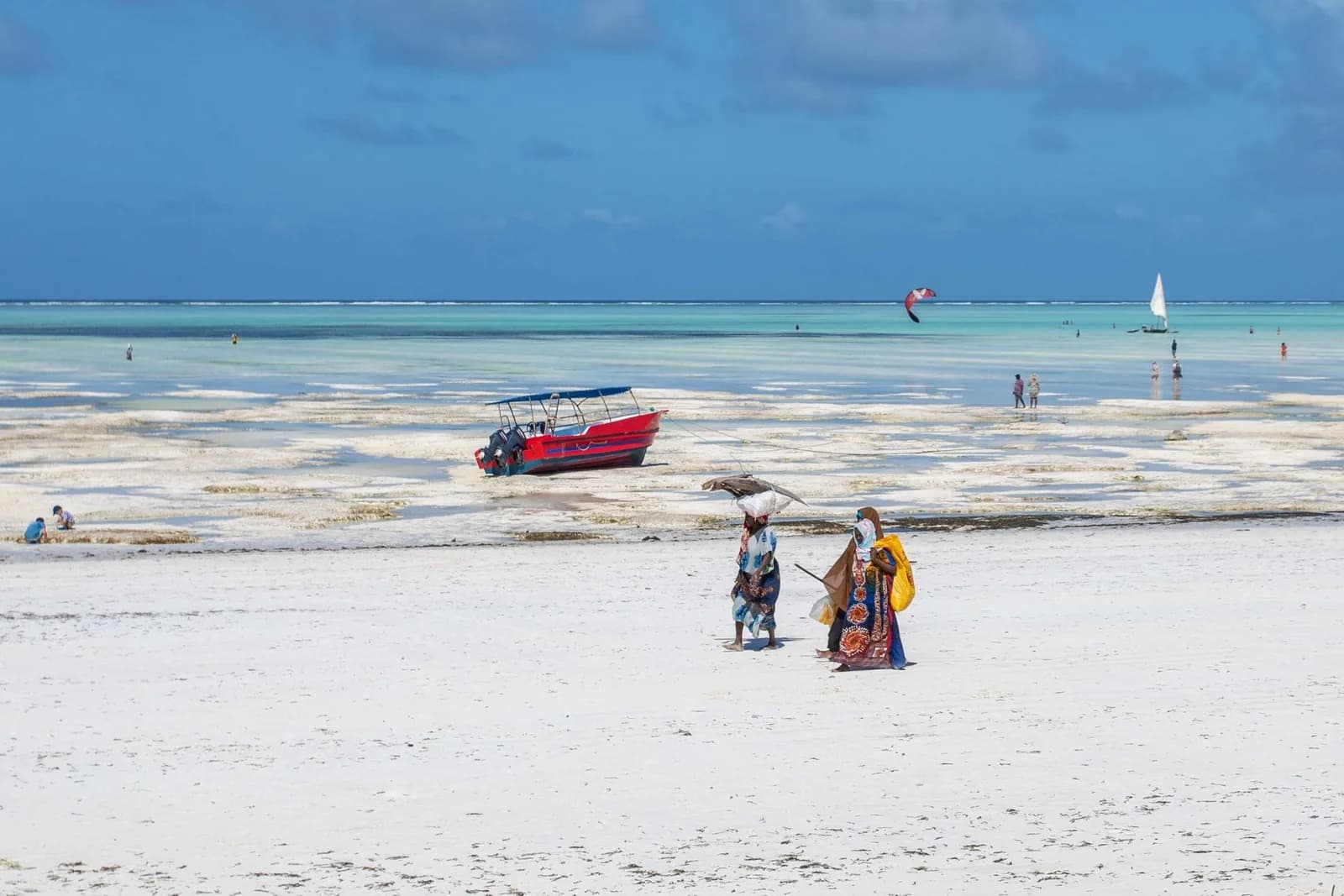 Plage de sable blanc et lagon turquoise à marée basse sur la côte sud-est de Zanzibar