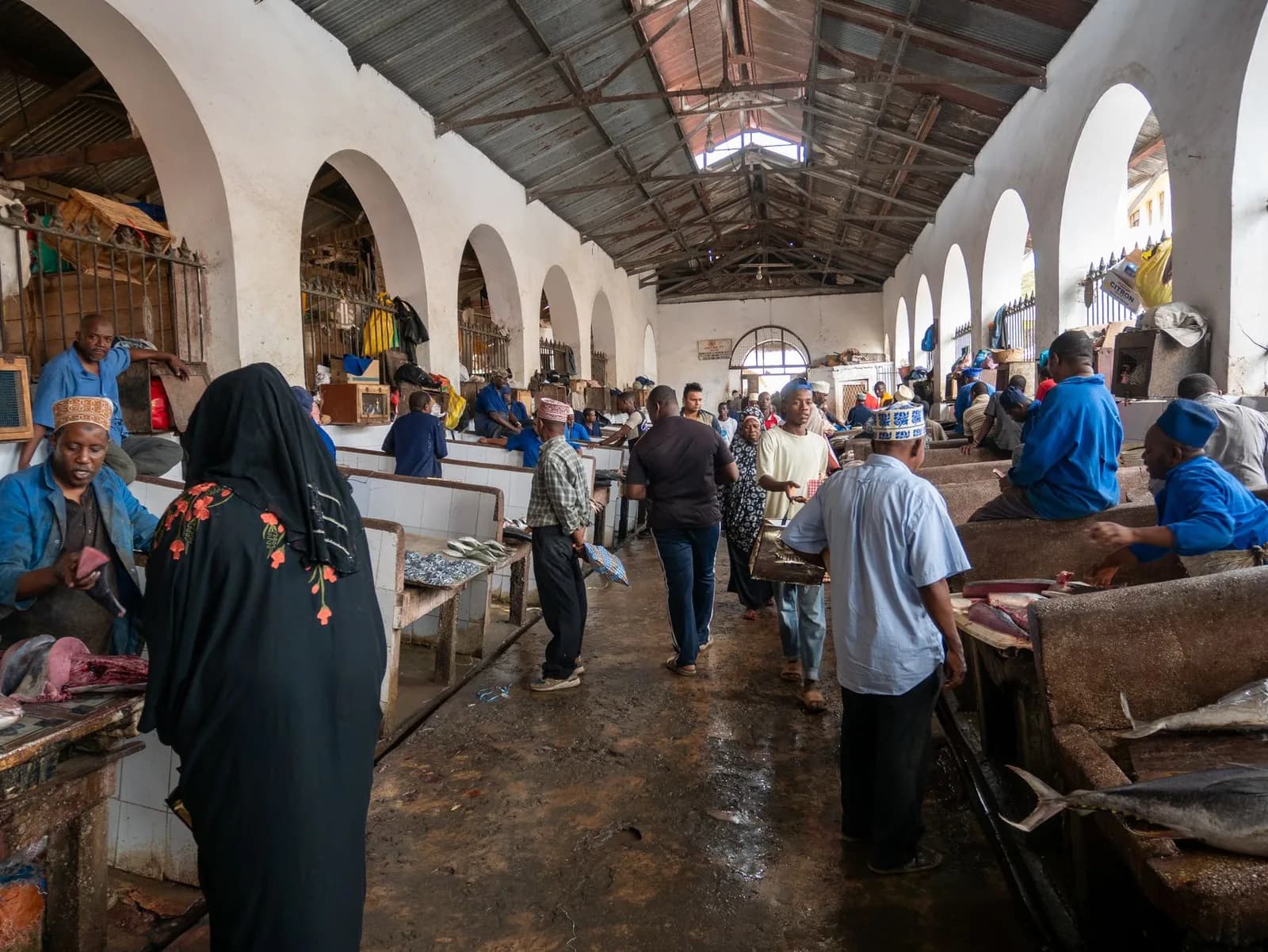 Étals de poisson frais et vendeurs sous la halle du marché de Darajani à Stone Town, Zanzibar