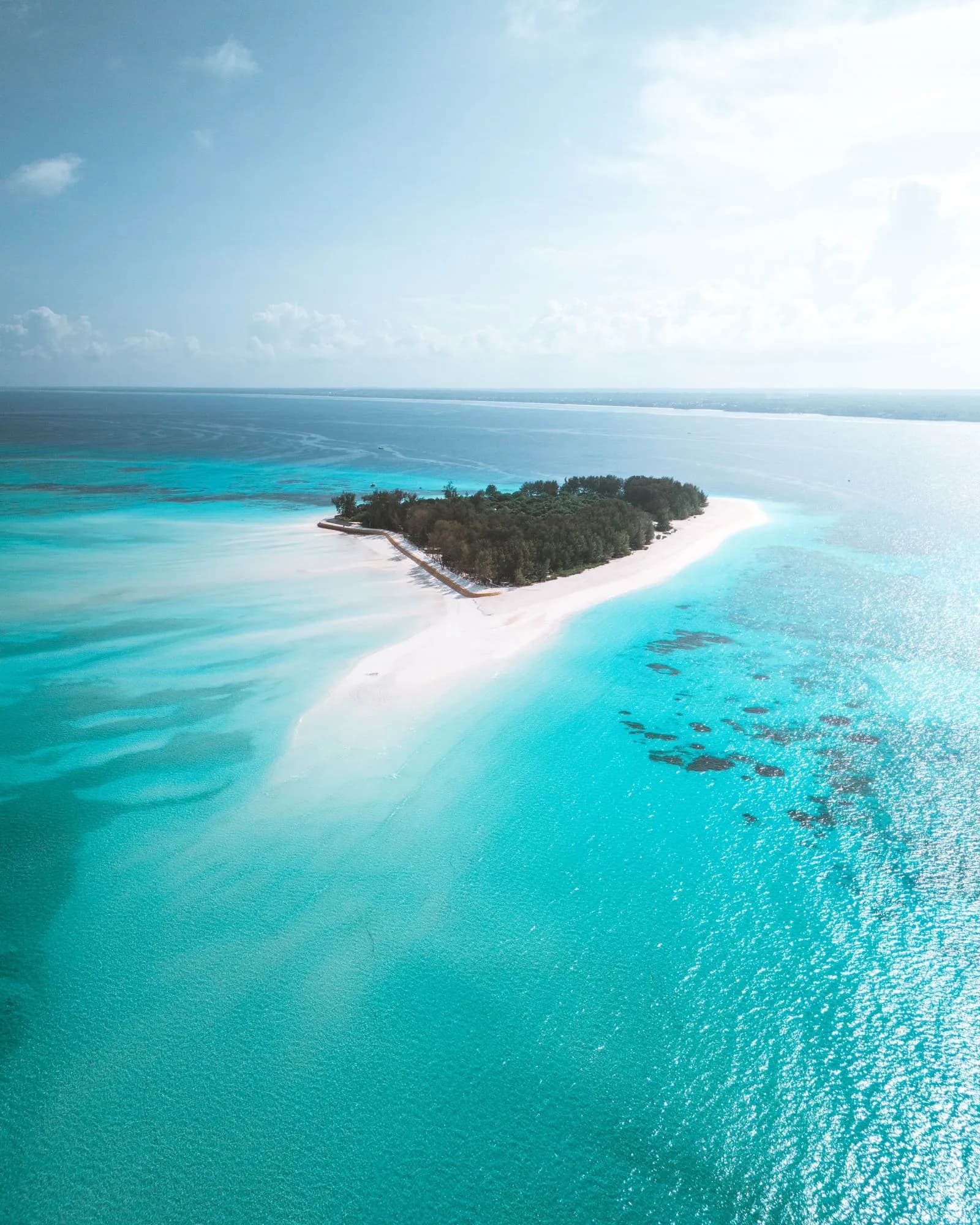 Îlot tropical de Mnemba vu du ciel à Zanzibar, plongée et snorkeling