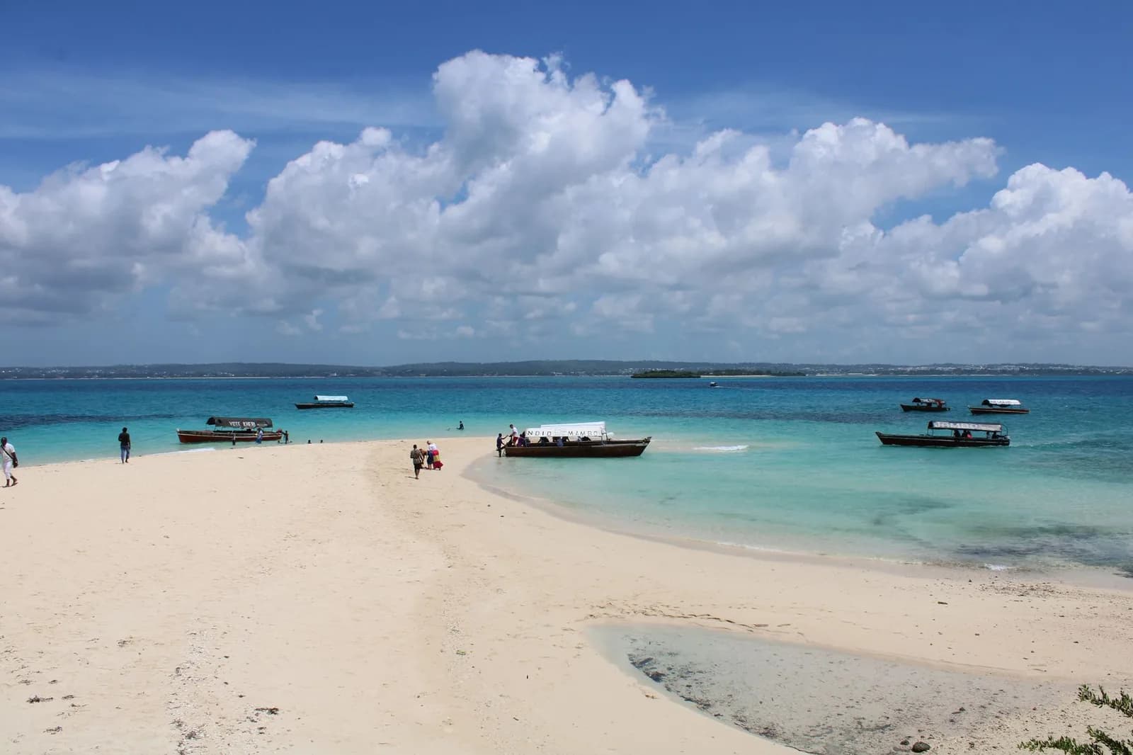 Banc de sable de Nakupenda à marée basse au large de Stone Town, Zanzibar