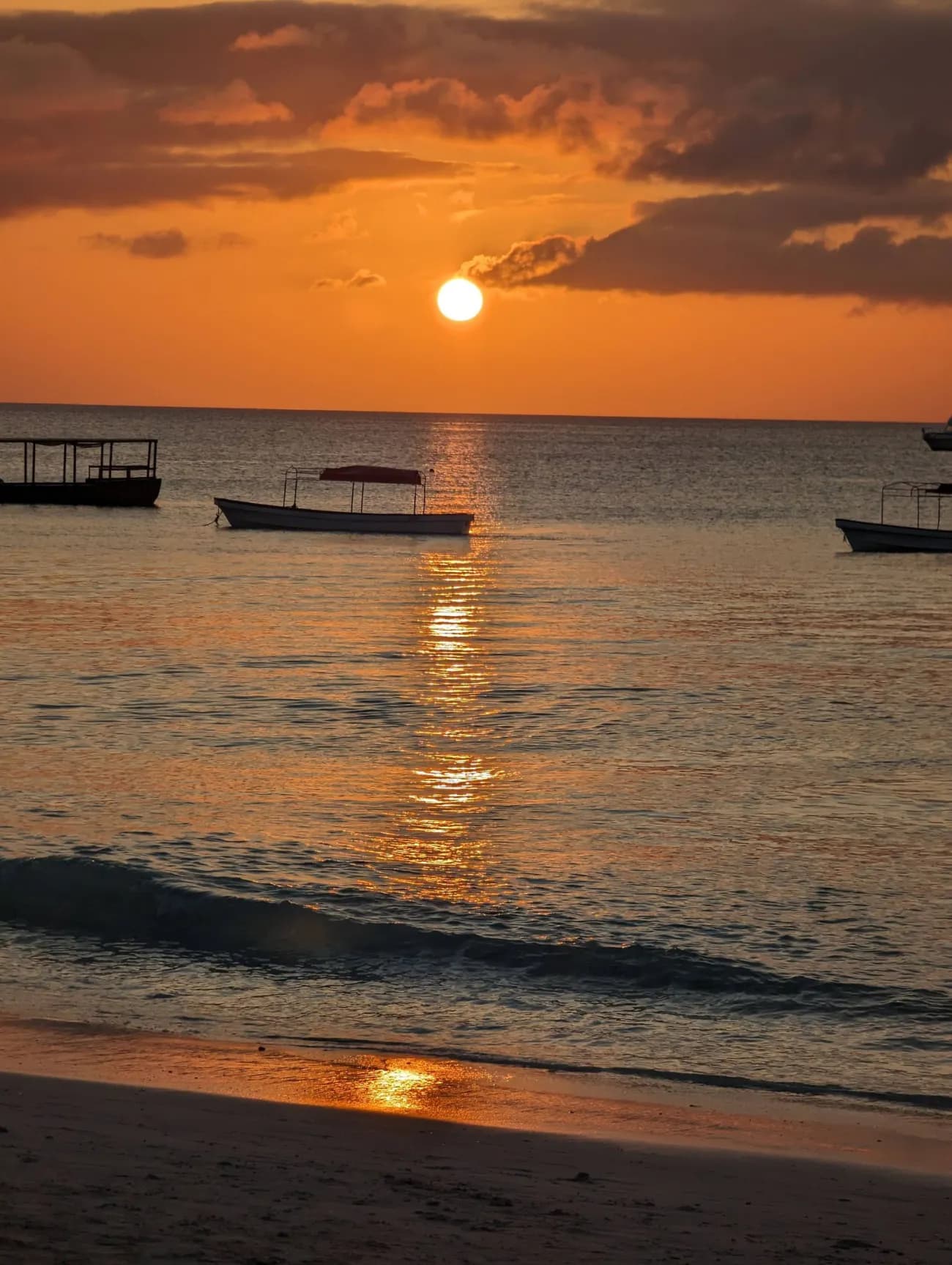 Coucher de soleil sur la plage de Nungwi, pointe nord de Zanzibar
