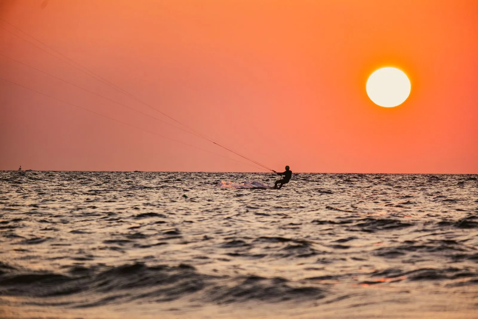 Kitesurf au coucher du soleil sur le lagon de Paje à Zanzibar