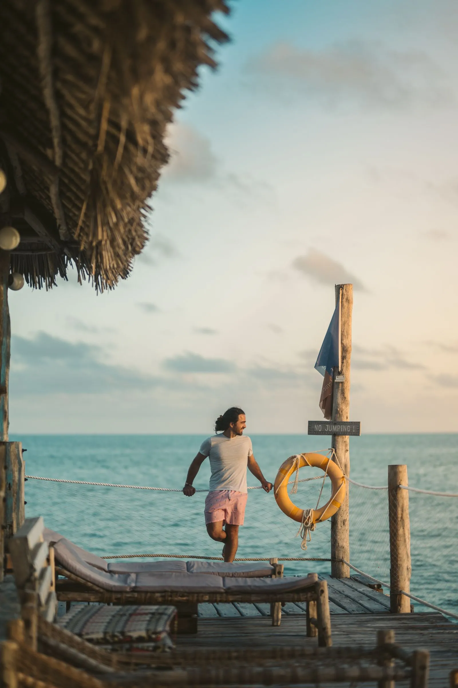 Ponton en bois face à l'océan Indien à Zanzibar