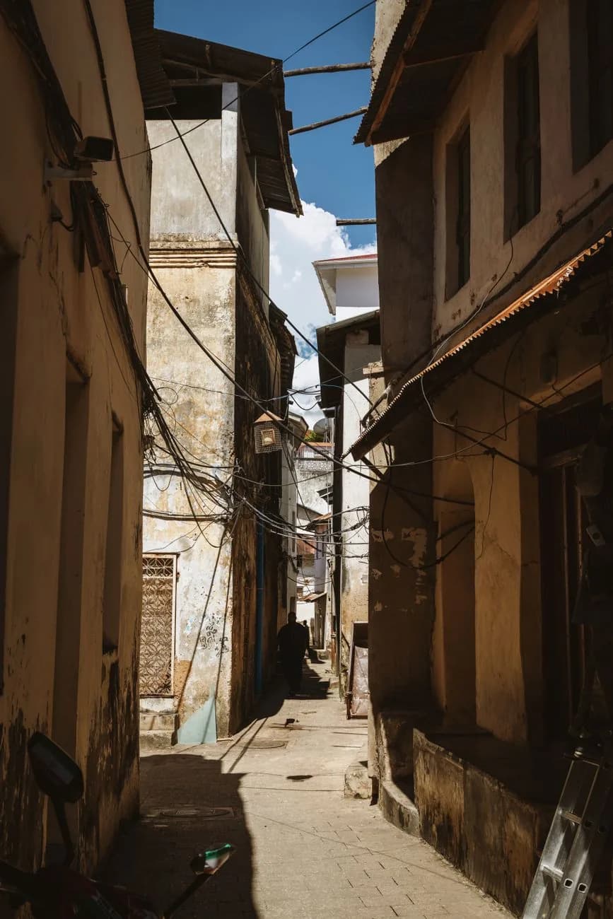 Ruelle étroite de la médina de Stone Town où seuls les piétons passent, Zanzibar