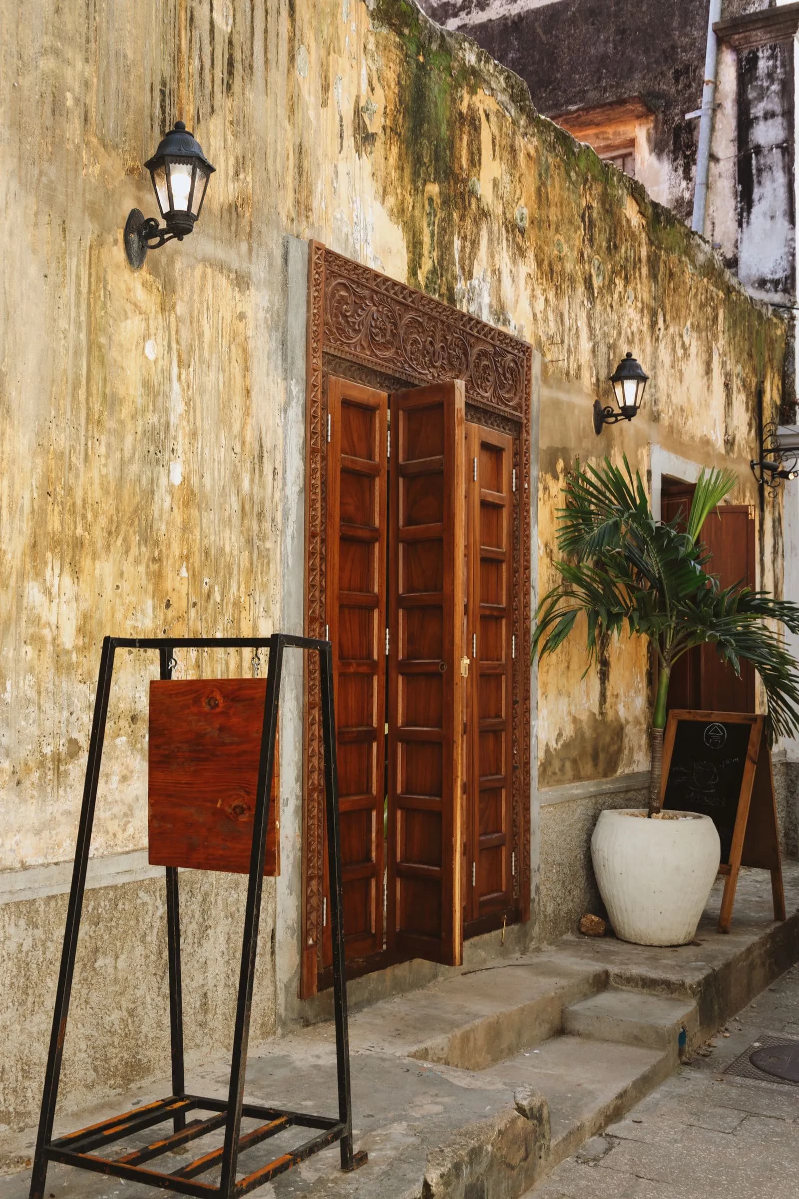 Porte sculptée traditionnelle de Stone Town à Zanzibar
