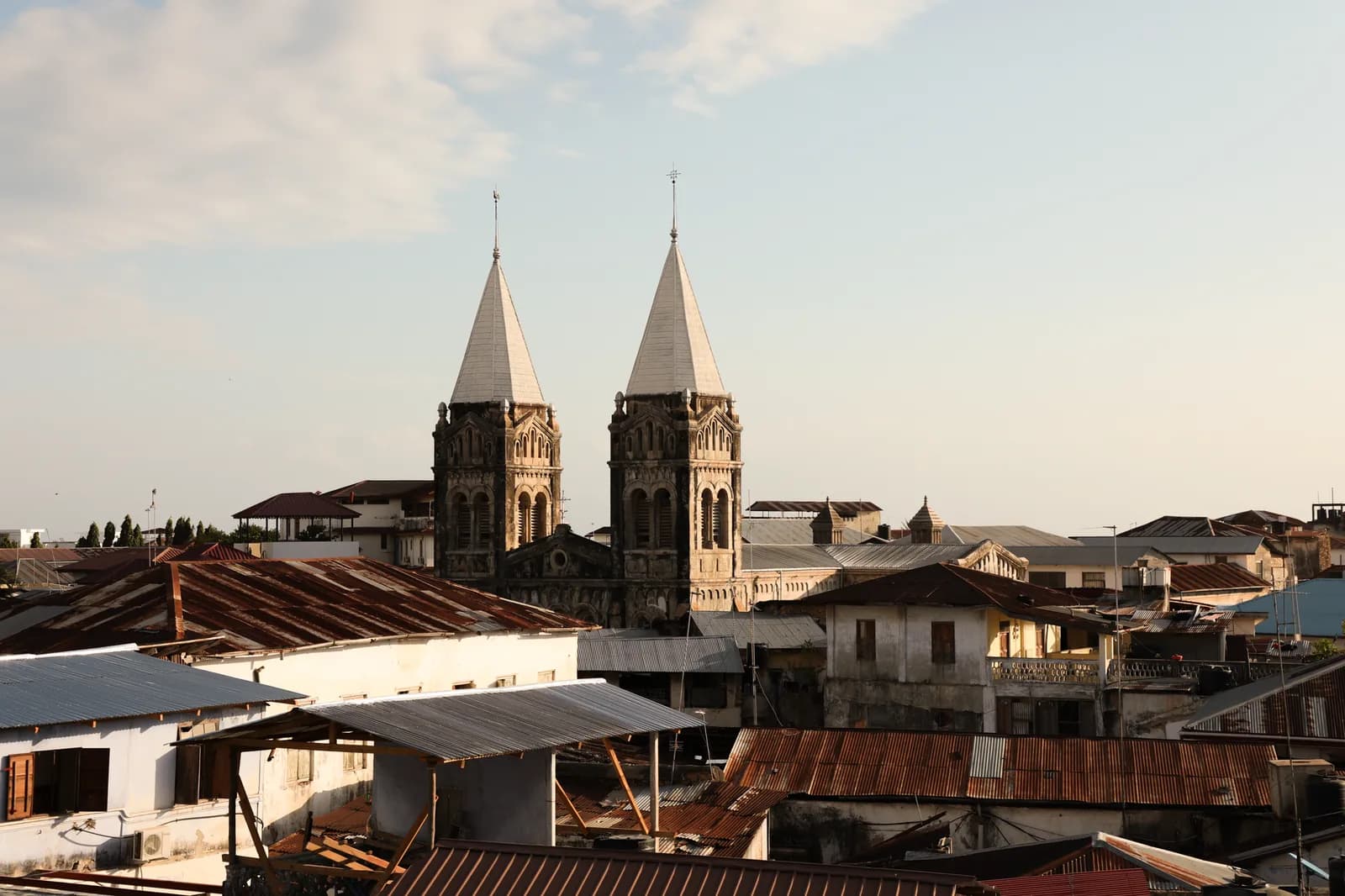 Toits de la vieille ville de Stone Town et flèches de la cathédrale Saint-Joseph, le quartier où Freddie Mercury a grandi à Zanzibar