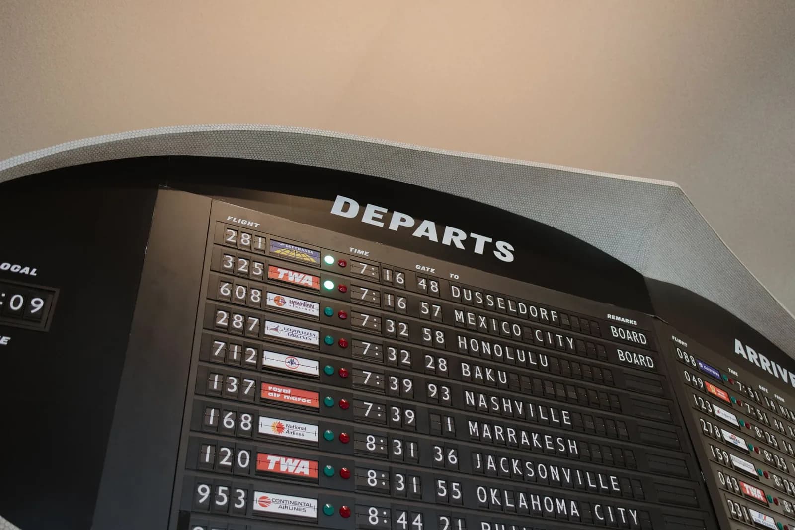 Tableau des départs à volets d'un aéroport affichant les correspondances vers différentes destinations
