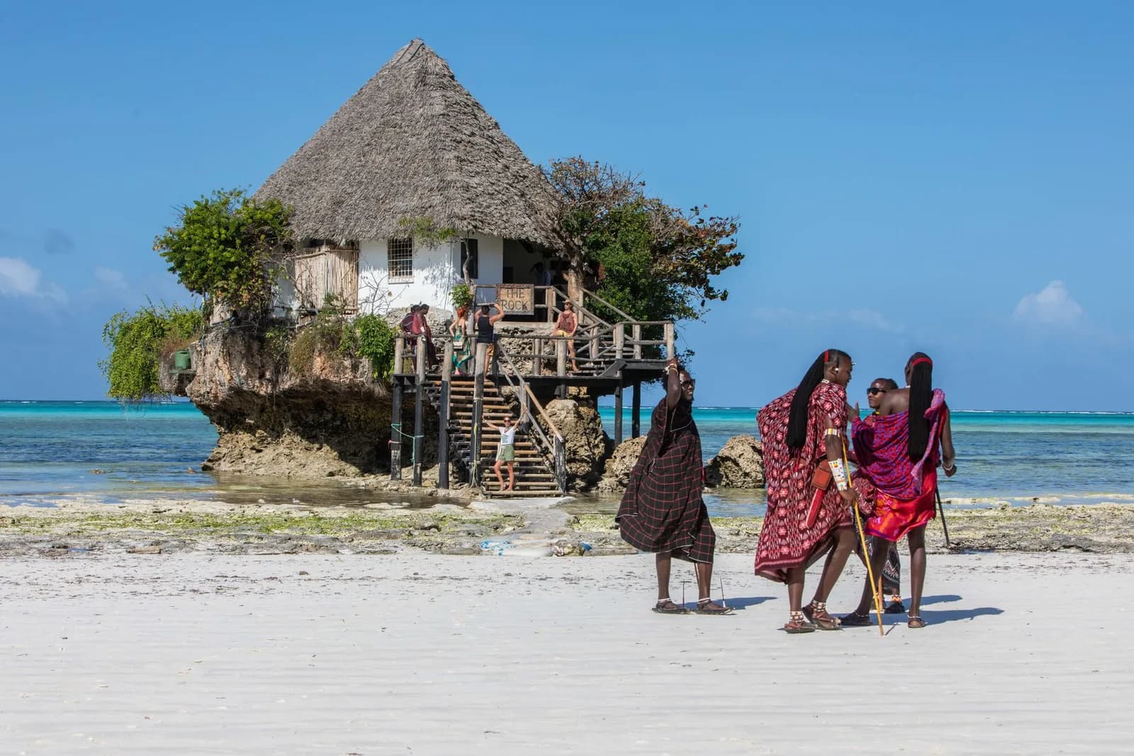 The Rock Restaurant à marée basse, accessible à pied sur le banc de sable de Pingwe à Zanzibar
