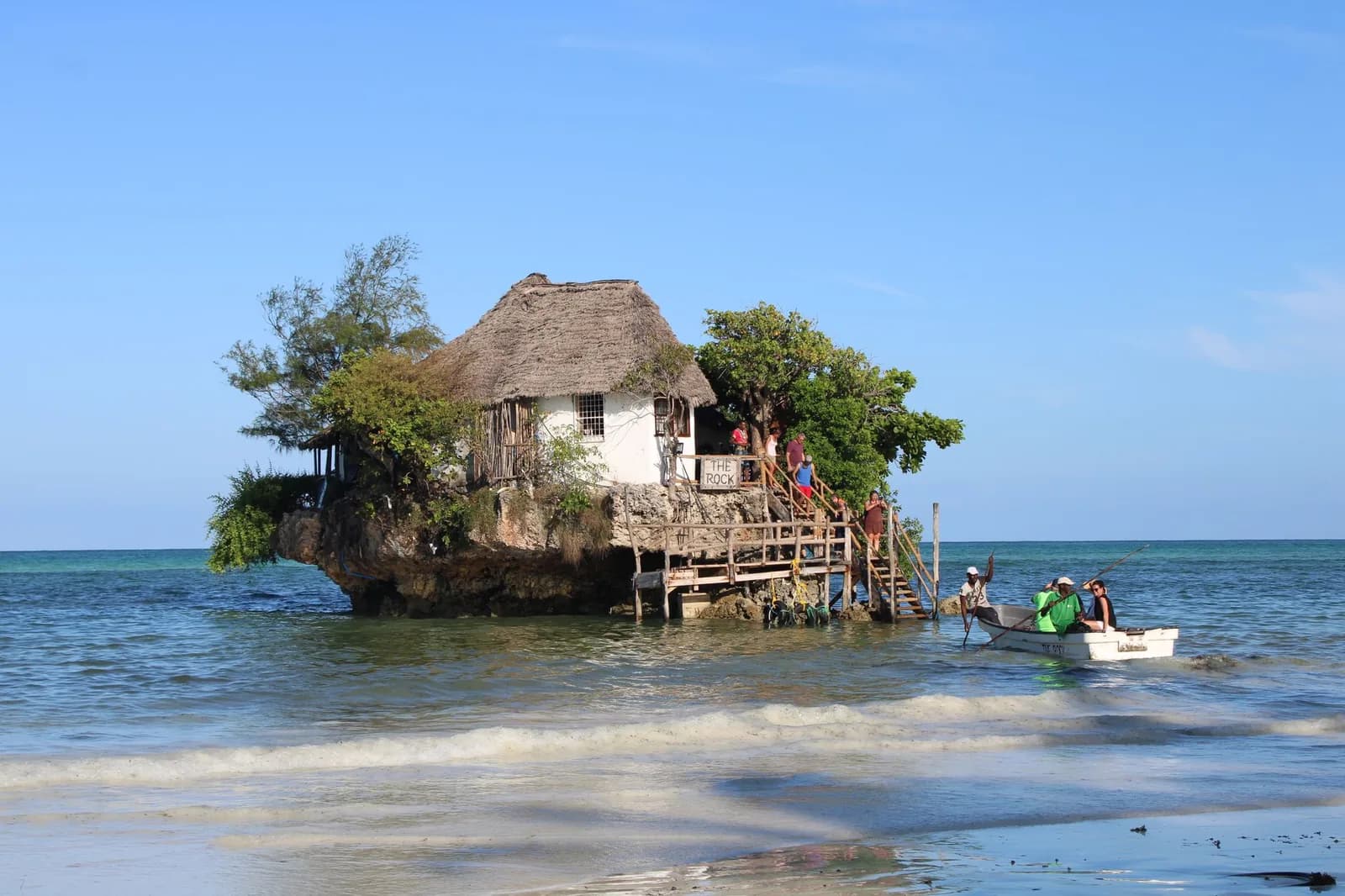 The Rock Restaurant sur son rocher au large de la plage de Pingwe à Zanzibar