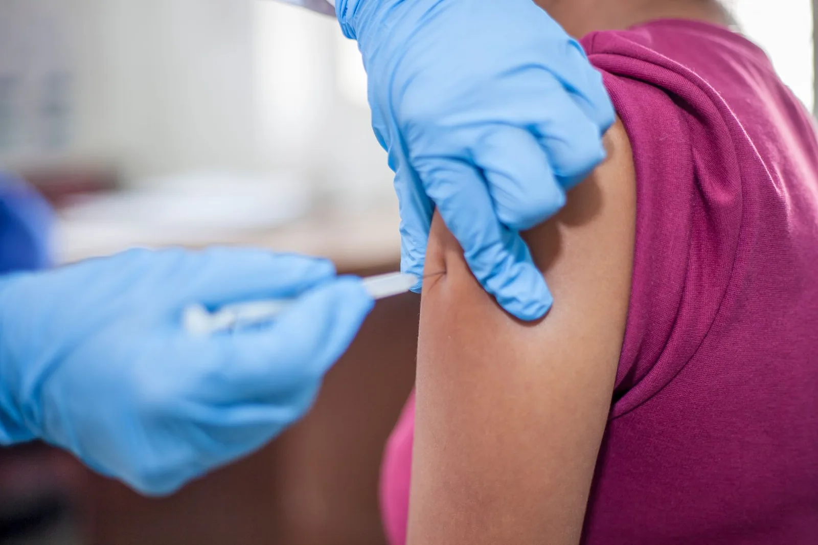 Injection d'un vaccin dans le bras, préparation santé avant un voyage en Tanzanie et à Zanzibar