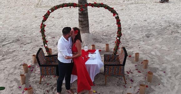 Dîner romantique sur la plage avec photographe